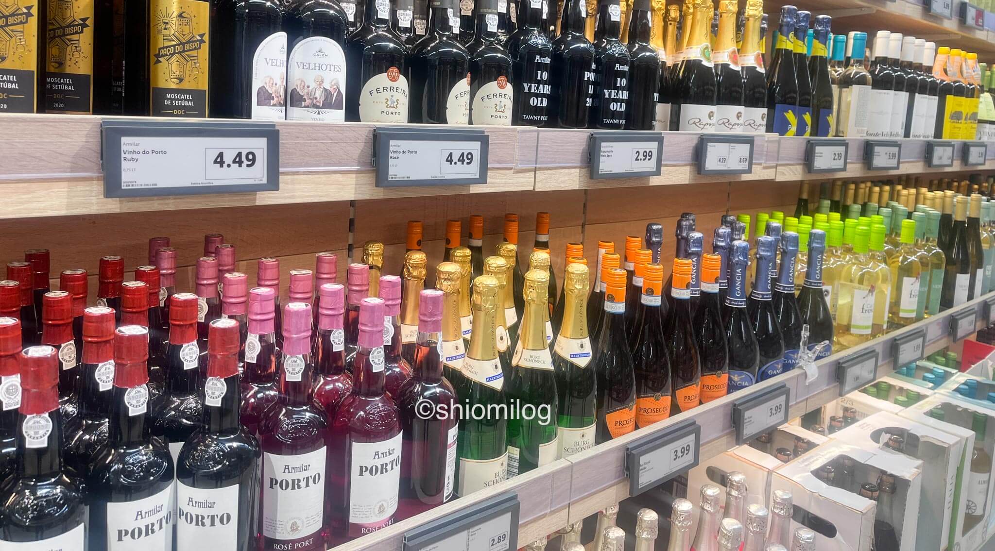 ポルトガルのスーパーで売られているワインの写真