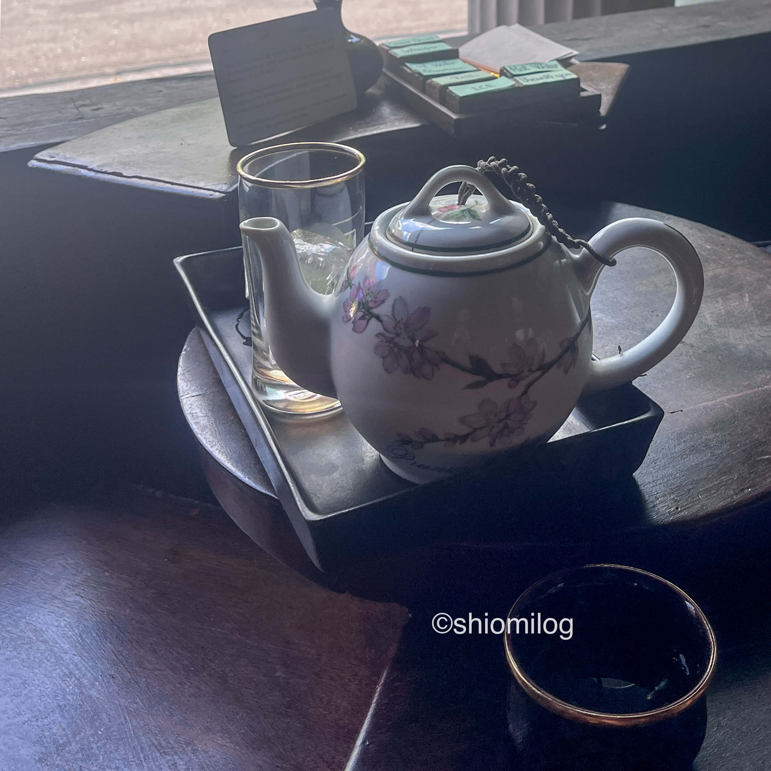 カフェで注文したお茶